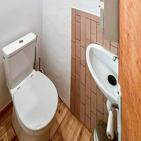 Dom wakacyjny Piękny Dom Z 1 Sypialnią W *