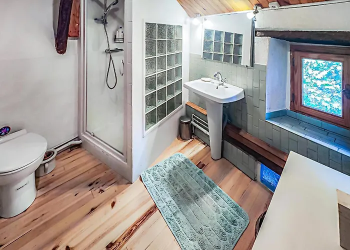 2 Bedroom Awesome In * Les Cabannes (Ariege)