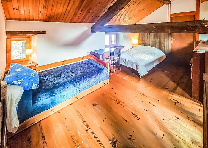 2 Bedroom Awesome In * Les Cabannes (Ariege)