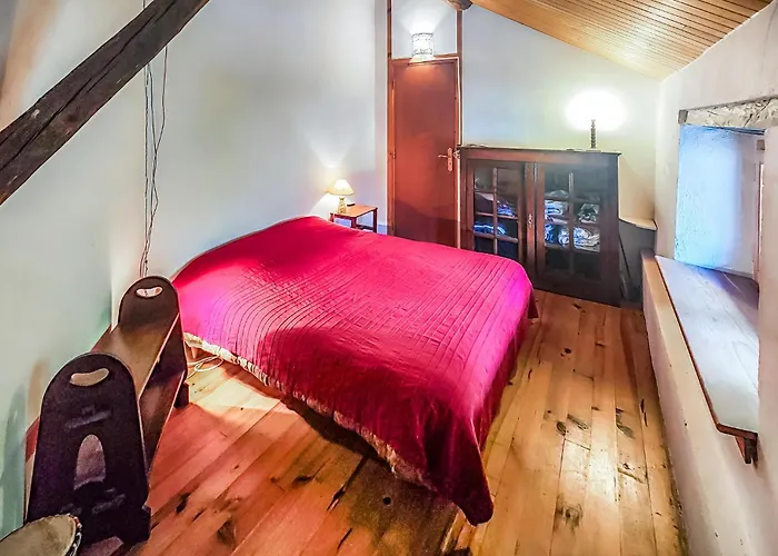 2 Bedroom Awesome In * Les Cabannes (Ariege)